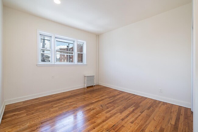 Foto del edificio - 241 New York Ave