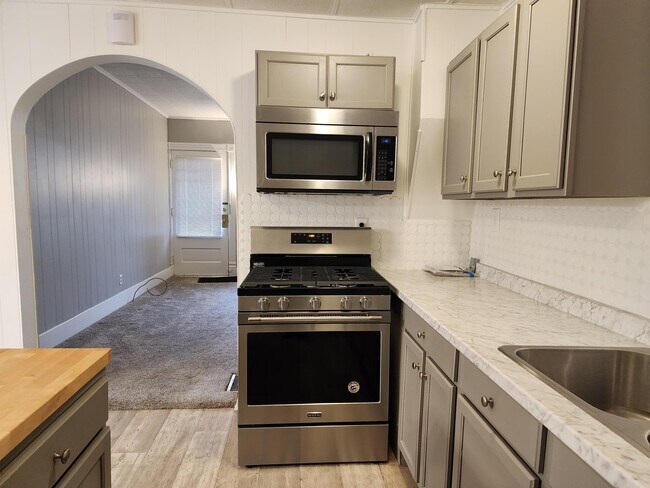 Kitchen - 948 W 4th St