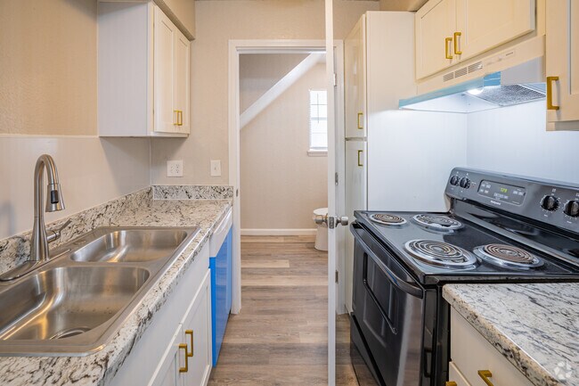 2 habitaciones, 1.5 baños, estilo 1, 825 pies cuadrados, cocina - College Park Townhouses