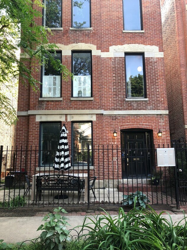 Primary Photo - 2046 N Bissell St