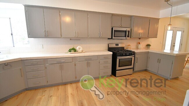 Foto del edificio - Luxury Mission Hills Living | Designer Remodel + Prime Central Location | Minutes to Freeways