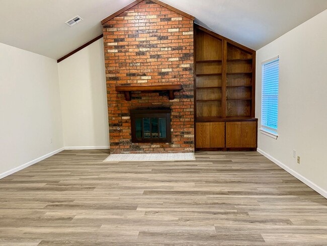 Building Photo - Super cute 2 bed 2 bath 2 car garage