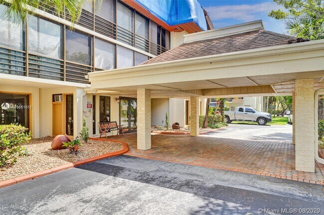 Foto del edificio - 671 NE 195th St