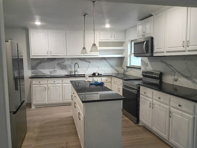 Foto del edificio - 5739 Donnelly Ave