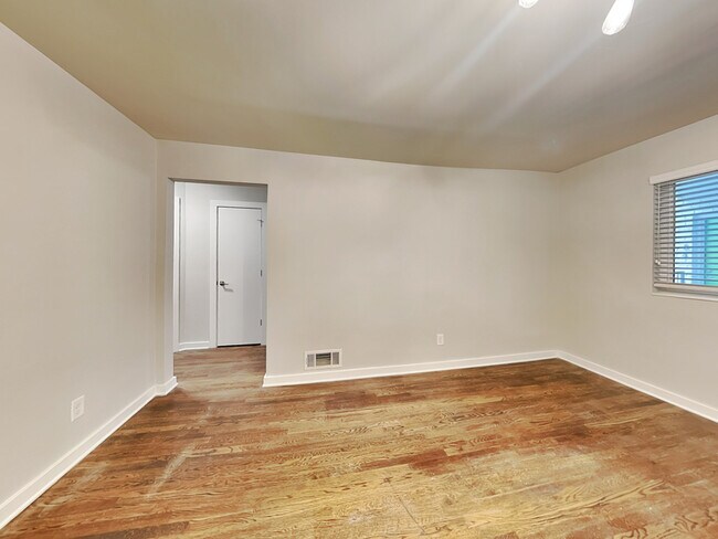 Foto del edificio - 880 N Highland Ave NE