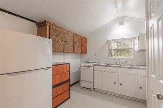 Building Photo - 128 Johnnie St