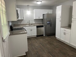 Building Photo - 105 E Circle Dr