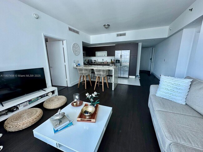 Building Photo - 950 Brickell Bay Dr