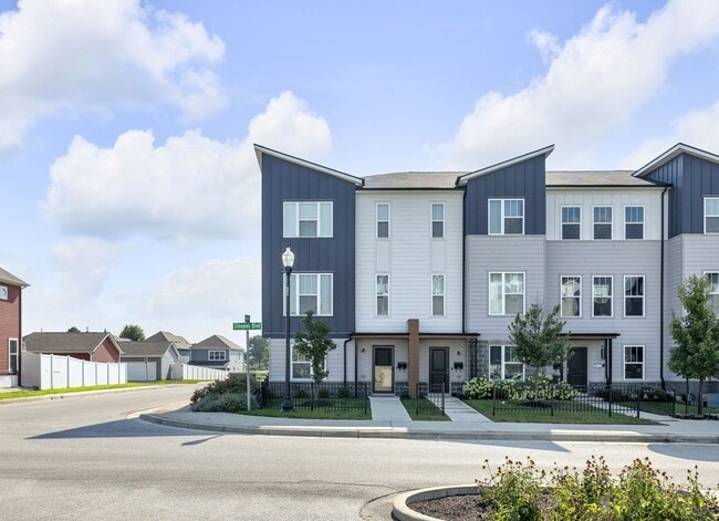 Building Photo - 319 Steeples Blvd