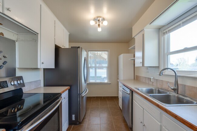 Foto del edificio - COMING SOON !!! Shadle Park 3 Bedroom 2 Bath Home near Garland district