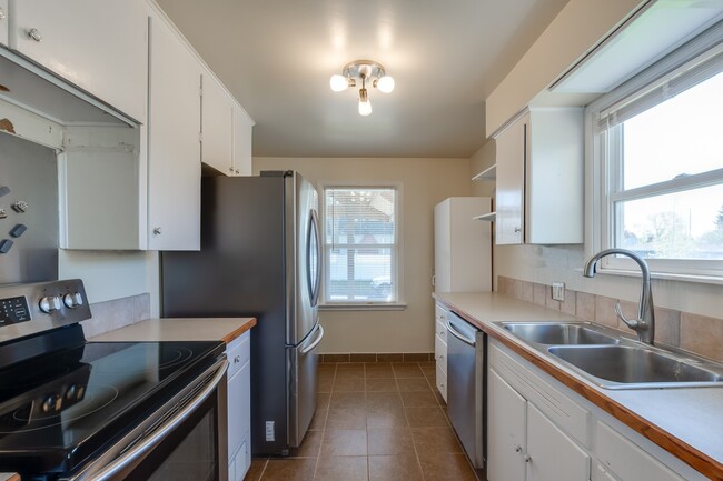 Building Photo - Shadle Park 3 Bedroom 2 Bath Home near Gar...
