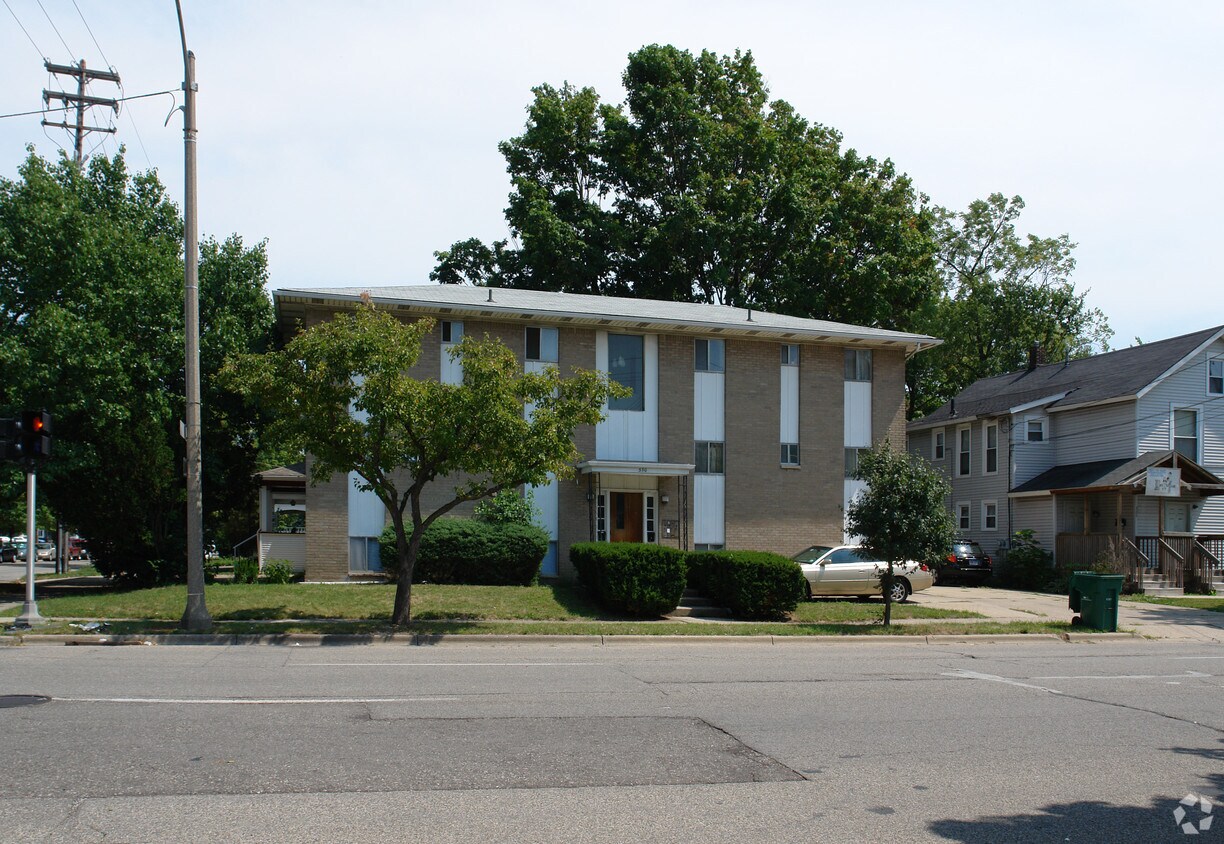 Building Photo - 330 N Pine St