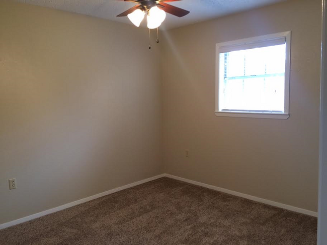 Building Photo - 613 E Lynnwood Ln