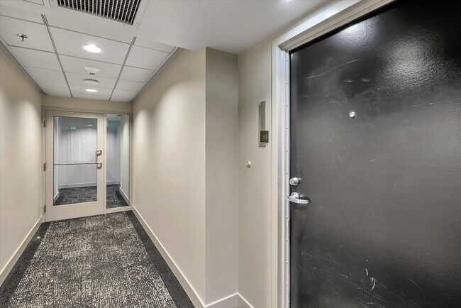 Building Photo - 425 W Beech St
