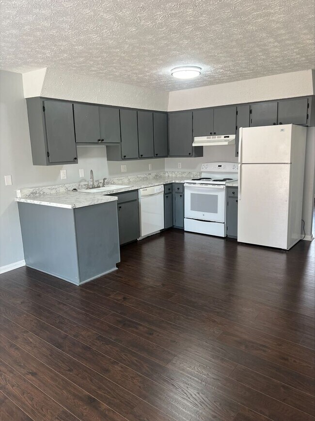 Building Photo - Spacious 2-Bed, 1.5-Bath Remodeled Townhome - Pre-Leasing Now!