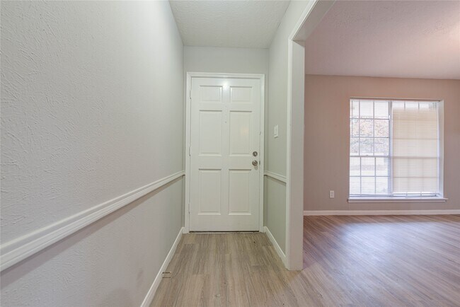 Foto del edificio - 2715 Halstead Dr