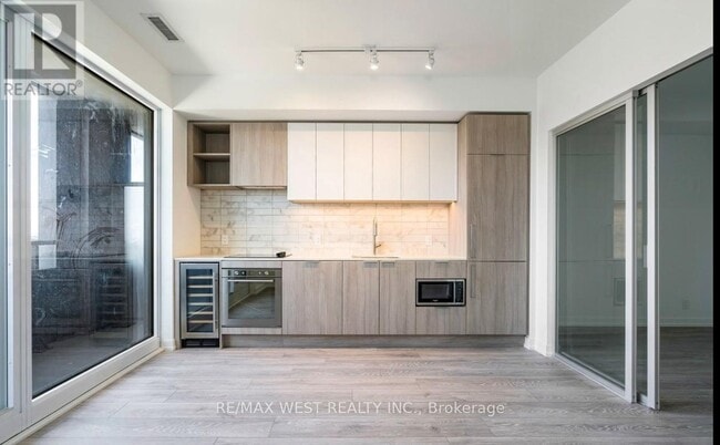 Building Photo - 2020 Bathurst St