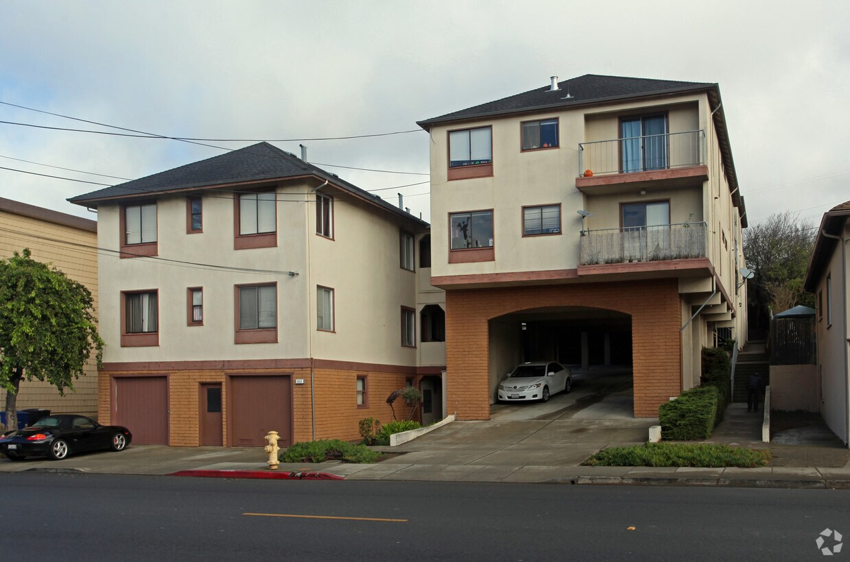 Primary Photo - 1052 Grand Ave