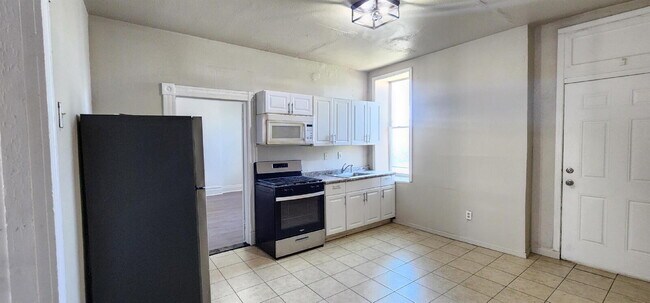 Foto del edificio - Spacious First-Floor 2BR with Bonus Room & Updated Interior – Pet Friendly!
