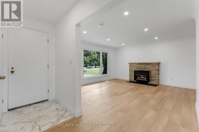 Building Photo - 10 W Hampton Rd