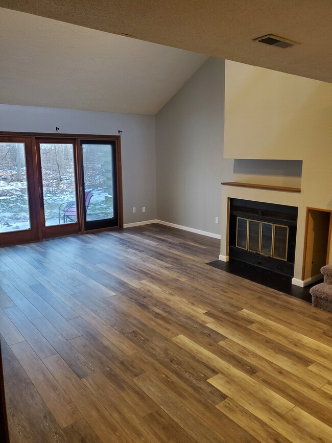 Building Photo - 2213 Versailles Village Plz