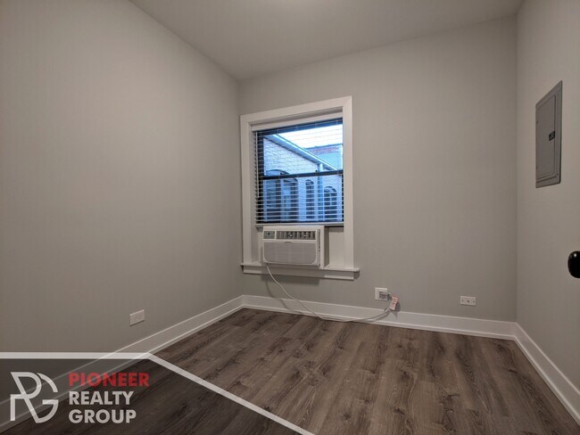 Foto del edificio - 709 W Brompton Ave