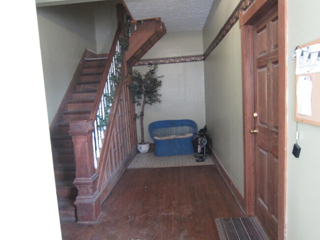 Habitación de entrada compartida detrás de una puerta de entrada con cerradura de combinación - 1728 I St