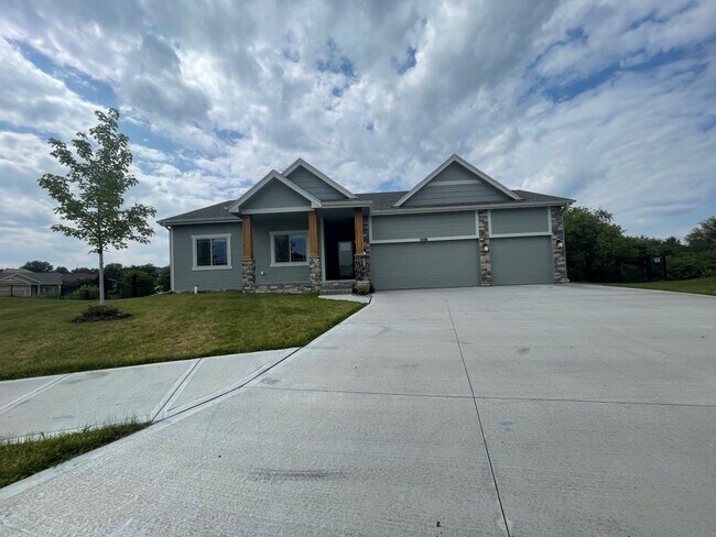 Building Photo - Large Home in Bellevue for Rent!