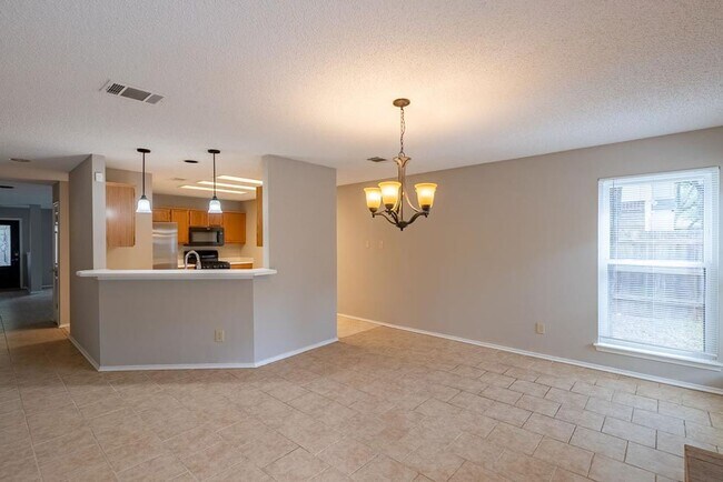 Building Photo - Amazing 4 bedrooms, 2 bathrooms home in Ce...