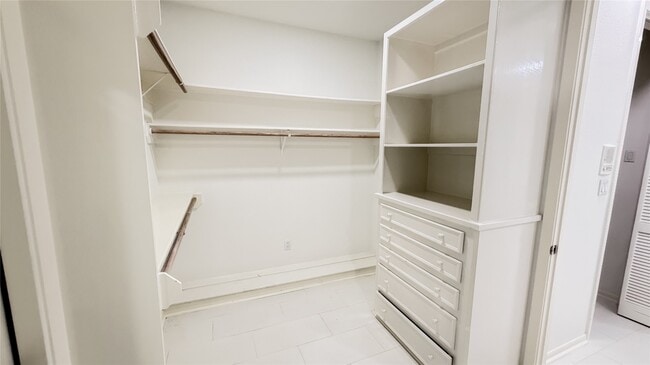 Building Photo - 4601 Country Club View