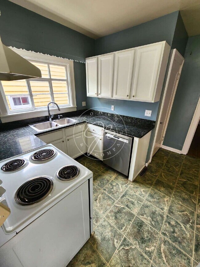 Foto del edificio - Charming 3-Bedroom Home with Spacious Rooms, Garage & Appliances Included!