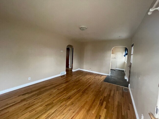 Building Photo - MOVE IN SPECIAL! $300 OFF FIRST MONTHS REN...