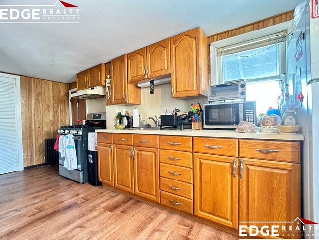 Building Photo - 28 A Cherry St