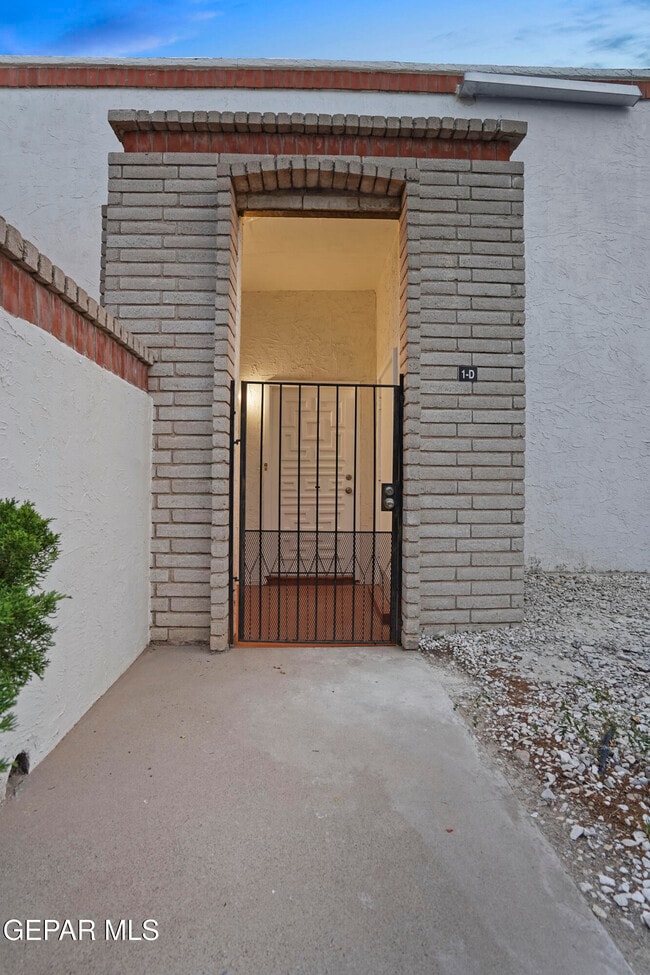 Building Photo - 6201 Escondido Dr