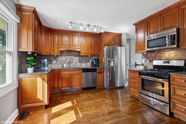 Foto del edificio - 1717 Glen Lake Rd