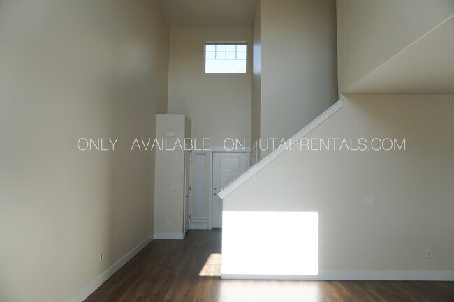 Building Photo - 858 S Aspen Way