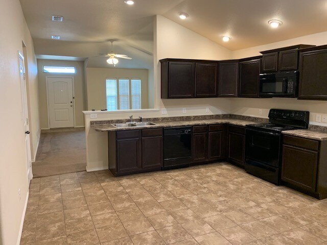 Building Photo - Beautiful Home Near all of Lubbock's Ameni...