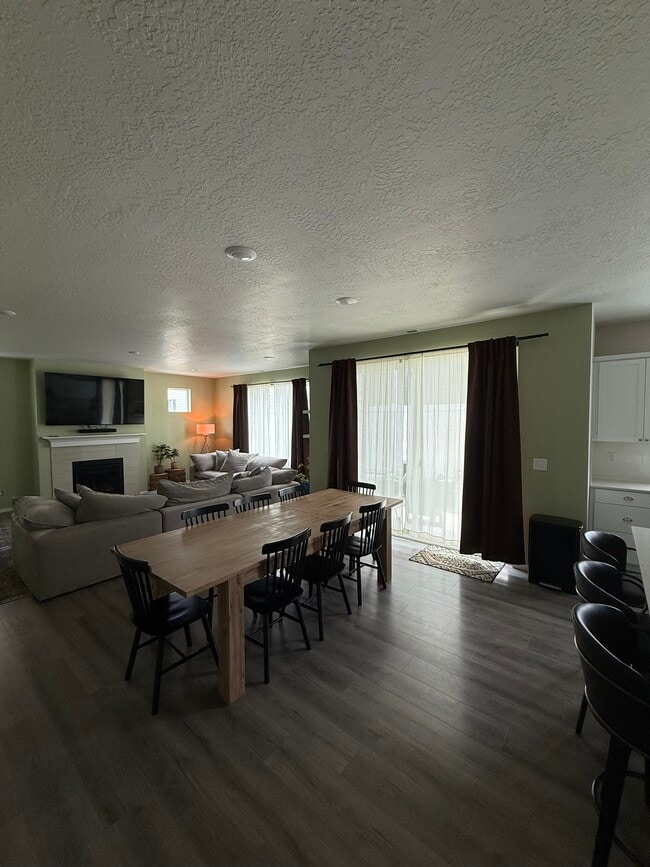 Dining area - 24369 E Harrier Loop