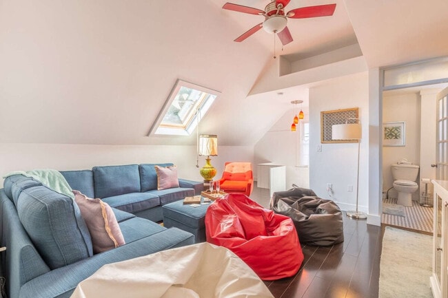 Building Photo - 10 Smith St