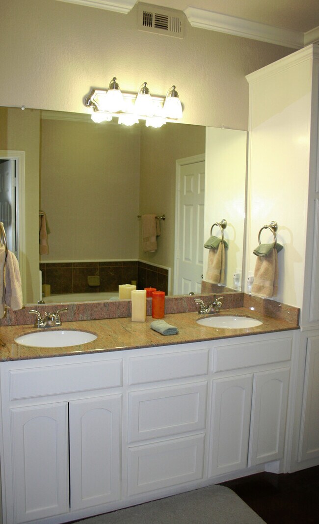 Foto del edificio - Salem Way Luxury Townhomes