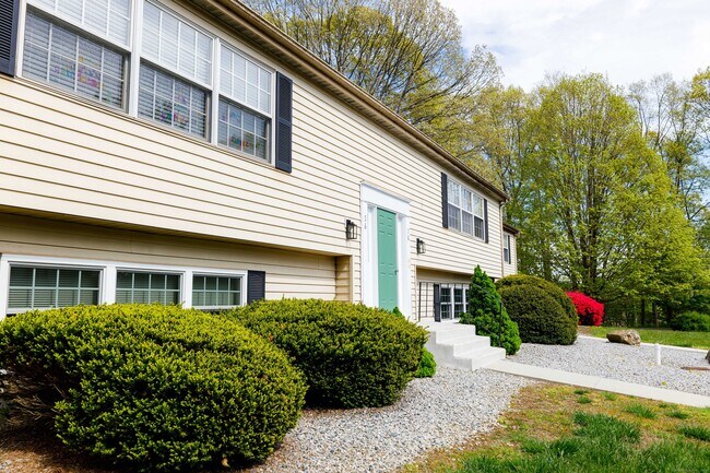 Building Photo - 8 Brantwood Dr