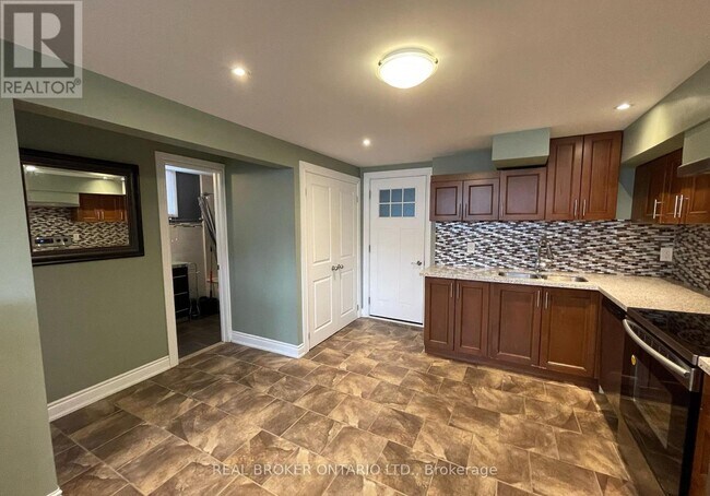 Photo du bâtiment - 926 Flagship Dr