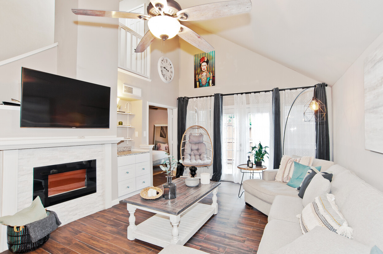 spacious living room - 300 Cimarron Way