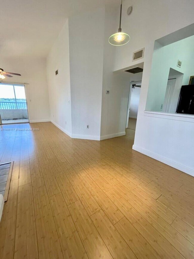 Building Photo - 2831 N Oakland Forest Dr