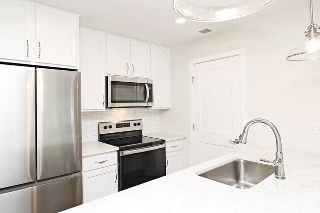 Building Photo - Newly Built Belvedere Apartment
