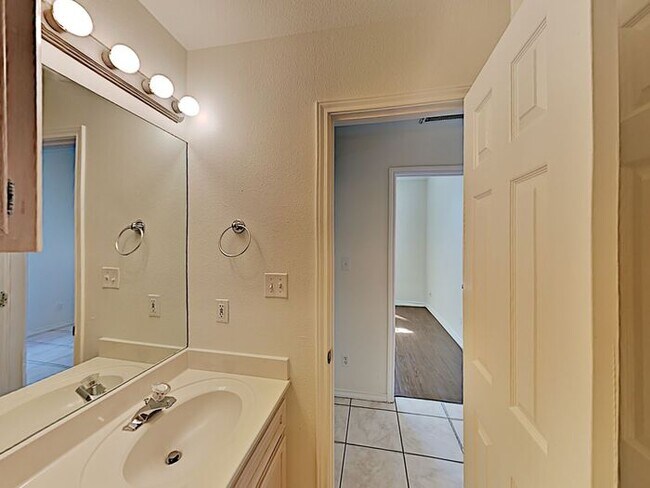 Foto del edificio - *Free 1st Month*16-month lease required. *...