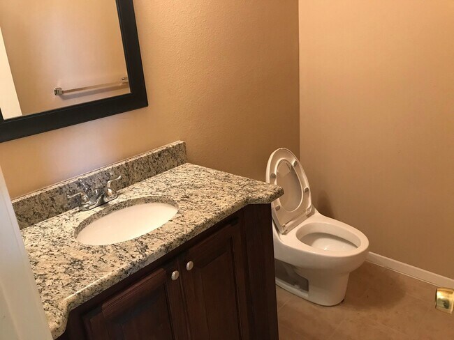 Foto del edificio - 4 Bed, 2.5 Bath Duplex