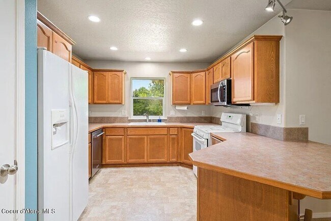 Foto del edificio - Spacious 3-Bedroom Home with Large Lot, Greenhouse & Bonus Room – The Landings