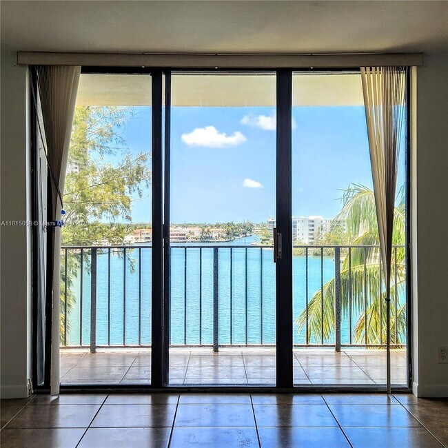 Foto del edificio - 18151 NE 31st Ct