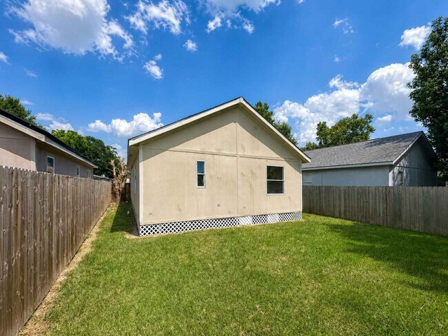 Foto del edificio - 11919 Kingslake Forest Dr